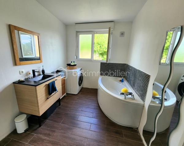 NOUVEAUTE EXCLUSIVITE BSK IMMOBILIER !!

Dans un secteur calme et prisé sur la commune de Pont-à-Vendin, 
venez découvrir cette jolie maison individuelle de 134m2 rénovée et isolée avec son récent local commercial sur une parcelle clôturée et arborée de près de 400m2.

Elle dispose au rdc, d'une grande pièce de vie traversante de 45m2 comprenant une salle à manger (16m2) avec un récent poêle à bois "GODIN", d’un salon (14m2), d'une cuisine équipée (15m2). 
Un wc séparé et une salle de bain (8,5m2 avec douche + baignoire) complètent le rdc.

A l’étage, elle dispose de 3 grandes chambres non mansardées de 15 et 16m2 
+ une suite parentale avec dressing et salle de douche de 23m2.

La maison possède également un grand sous-sol continu de près de 60m2 avec un accès au jardin.

Un récent local commercial de 23m2 (extension de 2020, DPE : B) avec pompe à chaleur air air, adoucisseur d'eau, cumulus et wc séparé complète le tout (local actuellement loué 580€/mois).
Idéal pour profession libérale, profession indépendante, entrepreneur, investissement locatif, air bnb... !!
Ou agrandissement de la maison !

Les + de cette maison :
> Secteur calme hors centre-ville
> Jardin arboré + arbres fruitiers sans vis-à-vis
> Chaudière à condensation "WOLF" (2018), HPE
> Porte d'entrée en triple vitrage aluminium (11/2025) 
> Menuiseries double vitrage récentes
> Poêle à bois GODIN de 03/2022, écodesign label flamme verte.
> Adoucisseur d'eau (2015)
> Escalier de qualité sur mesure changé en 2023.
> Portes avec système à galandage à l'étage
> Tout à l'égout
> Sous-sol 60m2
> A Proximité de toutes commodités (centre-ville, commerces, écoles, gare, transports...)

> La maison ne possède pas de garage, stationnements devant la maison.

Bien rare sur le secteur, à visiter sans attendre !!

Visite virtuelle sur demande