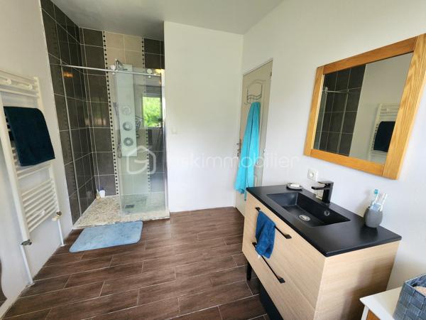 NOUVEAUTE EXCLUSIVITE BSK IMMOBILIER !!

Dans un secteur calme et prisé sur la commune de Pont-à-Vendin, 
venez découvrir cette jolie maison individuelle de 134m2 rénovée et isolée avec son récent local commercial sur une parcelle clôturée et arborée de près de 400m2.

Elle dispose au rdc, d'une grande pièce de vie traversante de 45m2 comprenant une salle à manger (16m2) avec un récent poêle à bois "GODIN", d’un salon (14m2), d'une cuisine équipée (15m2). 
Un wc séparé et une salle de bain (8,5m2 avec douche + baignoire) complètent le rdc.

A l’étage, elle dispose de 3 grandes chambres non mansardées de 15 et 16m2 
+ une suite parentale avec dressing et salle de douche de 23m2.

La maison possède également un grand sous-sol continu de près de 60m2 avec un accès au jardin.

Un récent local commercial de 23m2 (extension de 2020, DPE : B) avec pompe à chaleur air air, adoucisseur d'eau, cumulus et wc séparé complète le tout (local actuellement loué 580€/mois).
Idéal pour profession libérale, profession indépendante, entrepreneur, investissement locatif, air bnb... !!
Ou agrandissement de la maison !

Les + de cette maison :
> Secteur calme hors centre-ville
> Jardin arboré + arbres fruitiers sans vis-à-vis
> Chaudière à condensation "WOLF" (2018), HPE
> Porte d'entrée en triple vitrage aluminium (11/2025) 
> Menuiseries double vitrage récentes
> Poêle à bois GODIN de 03/2022, écodesign label flamme verte.
> Adoucisseur d'eau (2015)
> Escalier de qualité sur mesure changé en 2023.
> Portes avec système à galandage à l'étage
> Tout à l'égout
> Sous-sol 60m2
> A Proximité de toutes commodités (centre-ville, commerces, écoles, gare, transports...)

> La maison ne possède pas de garage, stationnements devant la maison.

Bien rare sur le secteur, à visiter sans attendre !!

Visite virtuelle sur demande