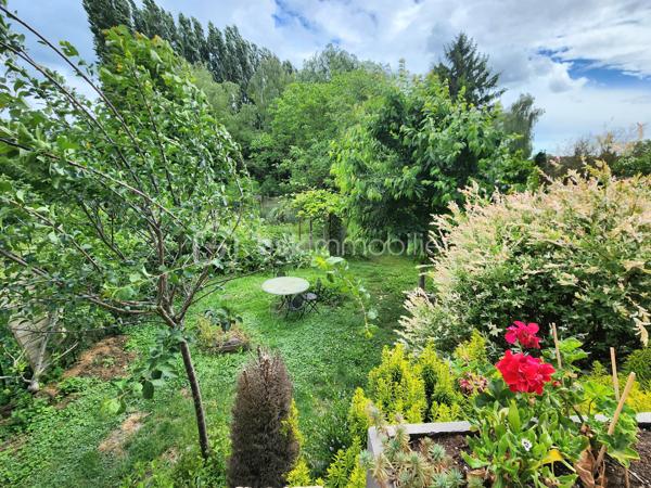 NOUVEAUTE EXCLUSIVITE BSK IMMOBILIER !!

Dans un secteur calme et prisé sur la commune de Pont-à-Vendin, 
venez découvrir cette jolie maison individuelle de 134m2 rénovée et isolée avec son récent local commercial sur une parcelle clôturée et arborée de près de 400m2.

Elle dispose au rdc, d'une grande pièce de vie traversante de 45m2 comprenant une salle à manger (16m2) avec un récent poêle à bois "GODIN", d’un salon (14m2), d'une cuisine équipée (15m2). 
Un wc séparé et une salle de bain (8,5m2 avec douche + baignoire) complètent le rdc.

A l’étage, elle dispose de 3 grandes chambres non mansardées de 15 et 16m2 
+ une suite parentale avec dressing et salle de douche de 23m2.

La maison possède également un grand sous-sol continu de près de 60m2 avec un accès au jardin.

Un récent local commercial de 23m2 (extension de 2020, DPE : B) avec pompe à chaleur air air, adoucisseur d'eau, cumulus et wc séparé complète le tout (local actuellement loué 580€/mois).
Idéal pour profession libérale, profession indépendante, entrepreneur, investissement locatif, air bnb... !!
Ou agrandissement de la maison !

Les + de cette maison :
> Secteur calme hors centre-ville
> Jardin arboré + arbres fruitiers sans vis-à-vis
> Chaudière à condensation "WOLF" (2018), HPE
> Porte d'entrée en triple vitrage aluminium (11/2025) 
> Menuiseries double vitrage récentes
> Poêle à bois GODIN de 03/2022, écodesign label flamme verte.
> Adoucisseur d'eau (2015)
> Escalier de qualité sur mesure changé en 2023.
> Portes avec système à galandage à l'étage
> Tout à l'égout
> Sous-sol 60m2
> A Proximité de toutes commodités (centre-ville, commerces, écoles, gare, transports...)

> La maison ne possède pas de garage, stationnements devant la maison.

Bien rare sur le secteur, à visiter sans attendre !!

Visite virtuelle sur demande
