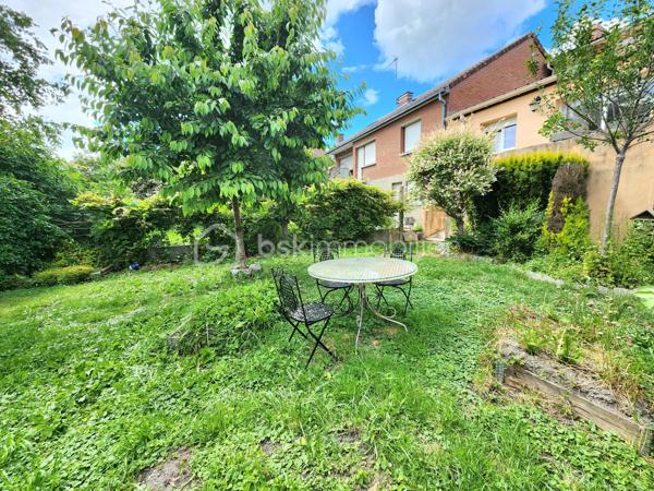 NOUVEAUTE EXCLUSIVITE BSK IMMOBILIER !!

Dans un secteur calme et prisé sur la commune de Pont-à-Vendin, 
venez découvrir cette jolie maison individuelle de 134m2 rénovée et isolée avec son récent local commercial sur une parcelle clôturée et arborée de près de 400m2.

Elle dispose au rdc, d'une grande pièce de vie traversante de 45m2 comprenant une salle à manger (16m2) avec un récent poêle à bois "GODIN", d’un salon (14m2), d'une cuisine équipée (15m2). 
Un wc séparé et une salle de bain (8,5m2 avec douche + baignoire) complètent le rdc.

A l’étage, elle dispose de 3 grandes chambres non mansardées de 15 et 16m2 
+ une suite parentale avec dressing et salle de douche de 23m2.

La maison possède également un grand sous-sol continu de près de 60m2 avec un accès au jardin.

Un récent local commercial de 23m2 (extension de 2020, DPE : B) avec pompe à chaleur air air, adoucisseur d'eau, cumulus et wc séparé complète le tout (local actuellement loué 580€/mois).
Idéal pour profession libérale, profession indépendante, entrepreneur, investissement locatif, air bnb... !!
Ou agrandissement de la maison !

Les + de cette maison :
> Secteur calme hors centre-ville
> Jardin arboré + arbres fruitiers sans vis-à-vis
> Chaudière à condensation "WOLF" (2018), HPE
> Porte d'entrée en triple vitrage aluminium (11/2025) 
> Menuiseries double vitrage récentes
> Poêle à bois GODIN de 03/2022, écodesign label flamme verte.
> Adoucisseur d'eau (2015)
> Escalier de qualité sur mesure changé en 2023.
> Portes avec système à galandage à l'étage
> Tout à l'égout
> Sous-sol 60m2
> A Proximité de toutes commodités (centre-ville, commerces, écoles, gare, transports...)

> La maison ne possède pas de garage, stationnements devant la maison.

Bien rare sur le secteur, à visiter sans attendre !!

Visite virtuelle sur demande