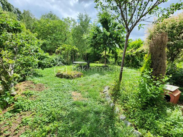 NOUVEAUTE EXCLUSIVITE BSK IMMOBILIER !!

Dans un secteur calme et prisé sur la commune de Pont-à-Vendin, 
venez découvrir cette jolie maison individuelle de 134m2 rénovée et isolée avec son récent local commercial sur une parcelle clôturée et arborée de près de 400m2.

Elle dispose au rdc, d'une grande pièce de vie traversante de 45m2 comprenant une salle à manger (16m2) avec un récent poêle à bois "GODIN", d’un salon (14m2), d'une cuisine équipée (15m2). 
Un wc séparé et une salle de bain (8,5m2 avec douche + baignoire) complètent le rdc.

A l’étage, elle dispose de 3 grandes chambres non mansardées de 15 et 16m2 
+ une suite parentale avec dressing et salle de douche de 23m2.

La maison possède également un grand sous-sol continu de près de 60m2 avec un accès au jardin.

Un récent local commercial de 23m2 (extension de 2020, DPE : B) avec pompe à chaleur air air, adoucisseur d'eau, cumulus et wc séparé complète le tout (local actuellement loué 580€/mois).
Idéal pour profession libérale, profession indépendante, entrepreneur, investissement locatif, air bnb... !!
Ou agrandissement de la maison !

Les + de cette maison :
> Secteur calme hors centre-ville
> Jardin arboré + arbres fruitiers sans vis-à-vis
> Chaudière à condensation "WOLF" (2018), HPE
> Porte d'entrée en triple vitrage aluminium (11/2025) 
> Menuiseries double vitrage récentes
> Poêle à bois GODIN de 03/2022, écodesign label flamme verte.
> Adoucisseur d'eau (2015)
> Escalier de qualité sur mesure changé en 2023.
> Portes avec système à galandage à l'étage
> Tout à l'égout
> Sous-sol 60m2
> A Proximité de toutes commodités (centre-ville, commerces, écoles, gare, transports...)

> La maison ne possède pas de garage, stationnements devant la maison.

Bien rare sur le secteur, à visiter sans attendre !!

Visite virtuelle sur demande