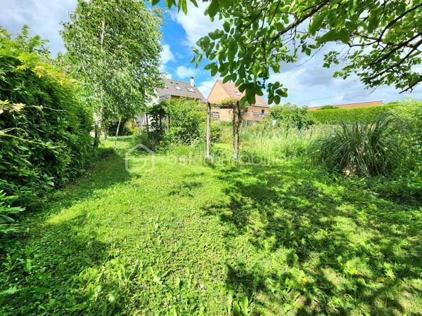 NOUVEAUTE EXCLUSIVITE BSK IMMOBILIER !!

Dans un secteur calme et prisé sur la commune de Pont-à-Vendin, 
venez découvrir cette jolie maison individuelle de 134m2 rénovée et isolée avec son récent local commercial sur une parcelle clôturée et arborée de près de 400m2.

Elle dispose au rdc, d'une grande pièce de vie traversante de 45m2 comprenant une salle à manger (16m2) avec un récent poêle à bois "GODIN", d’un salon (14m2), d'une cuisine équipée (15m2). 
Un wc séparé et une salle de bain (8,5m2 avec douche + baignoire) complètent le rdc.

A l’étage, elle dispose de 3 grandes chambres non mansardées de 15 et 16m2 
+ une suite parentale avec dressing et salle de douche de 23m2.

La maison possède également un grand sous-sol continu de près de 60m2 avec un accès au jardin.

Un récent local commercial de 23m2 (extension de 2020, DPE : B) avec pompe à chaleur air air, adoucisseur d'eau, cumulus et wc séparé complète le tout (local actuellement loué 580€/mois).
Idéal pour profession libérale, profession indépendante, entrepreneur, investissement locatif, air bnb... !!
Ou agrandissement de la maison !

Les + de cette maison :
> Secteur calme hors centre-ville
> Jardin arboré + arbres fruitiers sans vis-à-vis
> Chaudière à condensation "WOLF" (2018), HPE
> Porte d'entrée en triple vitrage aluminium (11/2025) 
> Menuiseries double vitrage récentes
> Poêle à bois GODIN de 03/2022, écodesign label flamme verte.
> Adoucisseur d'eau (2015)
> Escalier de qualité sur mesure changé en 2023.
> Portes avec système à galandage à l'étage
> Tout à l'égout
> Sous-sol 60m2
> A Proximité de toutes commodités (centre-ville, commerces, écoles, gare, transports...)

> La maison ne possède pas de garage, stationnements devant la maison.

Bien rare sur le secteur, à visiter sans attendre !!

Visite virtuelle sur demande