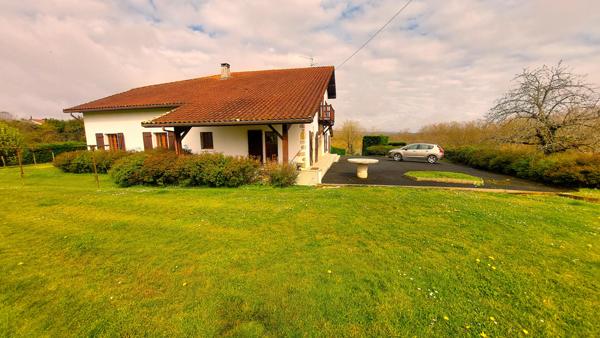 Guiche (64520) Guiche - Maison ancienne en deux logements