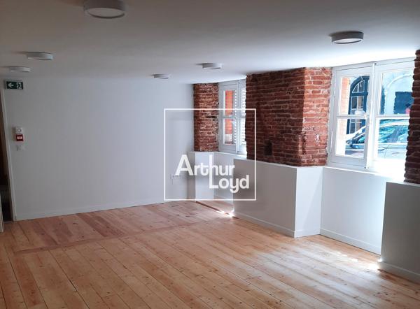 BUREAUX À LOUER À TOULOUSE CENTRE - 37 m² EN REZ-DE-CHAUSSÉE AVEC CHARME TOULOUSAIN