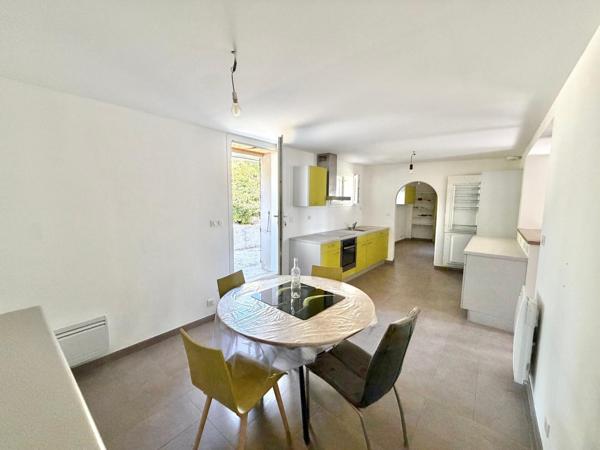 MAISON DE VILLE AVEC JARDIN PROCHE COMMERCES