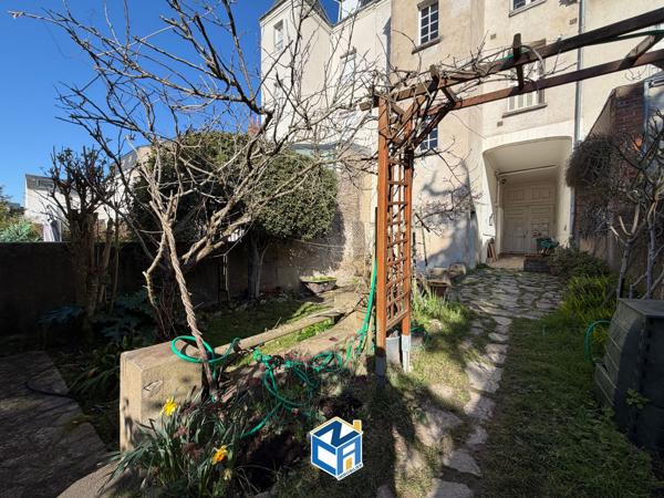 IMMEUBLE AVEC 3 APPARTEMENTS + MAISONNETTE + GRAND GARAGE INDÉPENDANT ET JARDIN