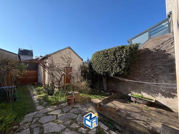 IMMEUBLE AVEC 3 APPARTEMENTS + MAISONNETTE + GRAND GARAGE INDÉPENDANT ET JARDIN