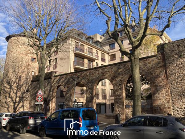 Tour de ville, Bel emplacement pour ce Local de 90.56 m² - Parking