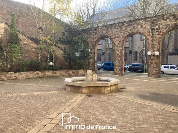 Tour de ville, Bel emplacement pour ce Local de 90.56 m² - Parking