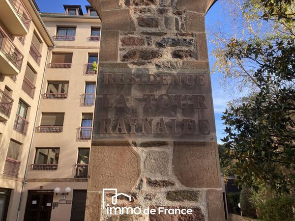 Tour de ville, Bel emplacement pour ce Local de 90.56 m² - Parking