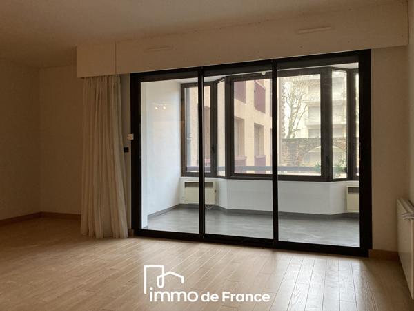 Tour de ville, Bel emplacement pour ce Local de 90.56 m² - Parking