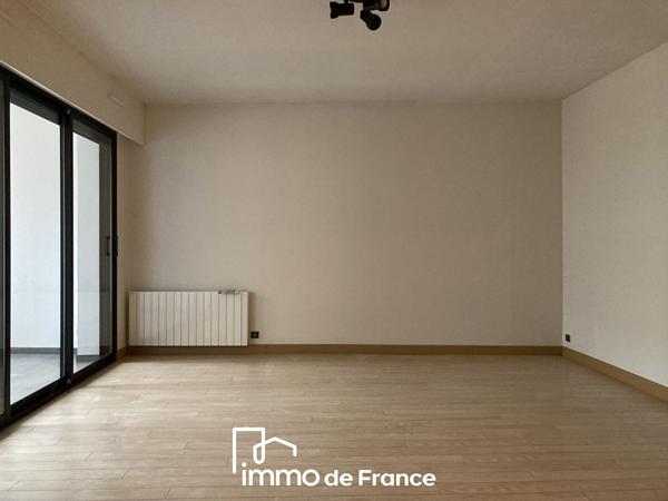 Tour de ville, Bel emplacement pour ce Local de 90.56 m² - Parking