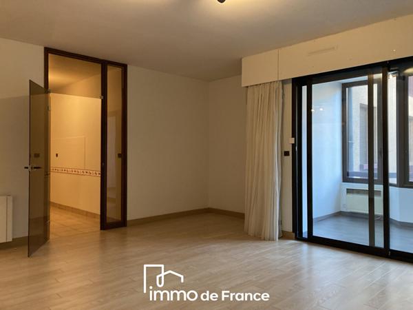 Tour de ville, Bel emplacement pour ce Local de 90.56 m² - Parking