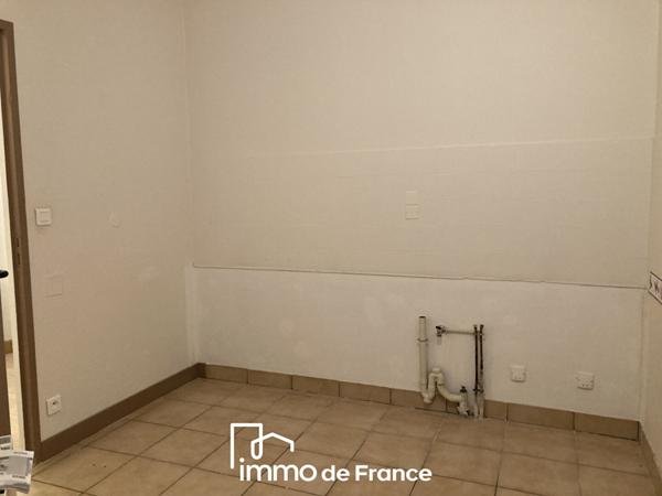Tour de ville, Bel emplacement pour ce Local de 90.56 m² - Parking