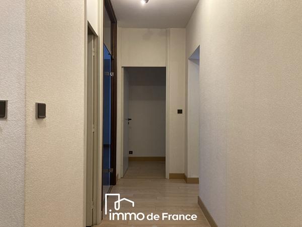Tour de ville, Bel emplacement pour ce Local de 90.56 m² - Parking