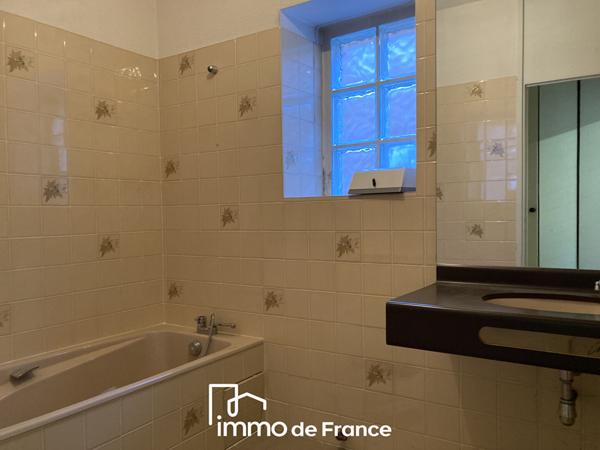 Tour de ville, Bel emplacement pour ce Local de 90.56 m² - Parking