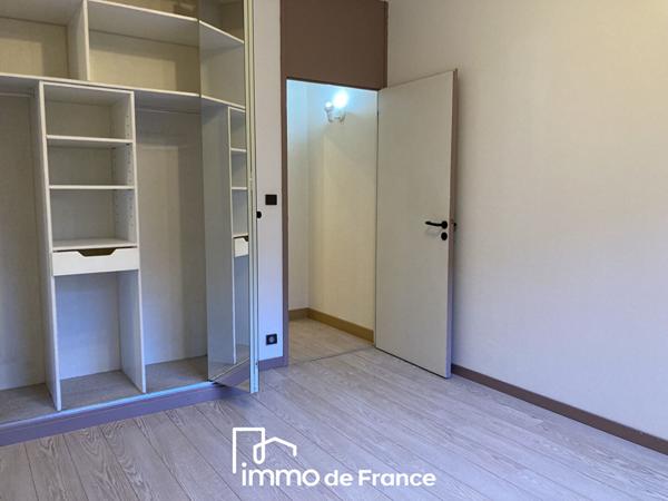 Tour de ville, Bel emplacement pour ce Local de 90.56 m² - Parking