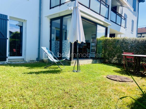 À découvrir sans tarder, ce charmant appartement T2 bis situé en rez-de-jardin, dans une résidence récente, sécurisée et parfaitement entretenue, au cœur du quartier recherché d’Ibarron à Saint-Pée-sur-Nivelle.
Dès l’entrée, vous serez séduit par ses espaces fonctionnels avec un placard intégré. La pièce de vie, avec sa cuisine ouverte, s’ouvre sur une agréable véranda prolongée par un jardin privatif exposé plein sud, idéal pour profiter pleinement des beaux jours en toute tranquillité.
De plus une chambre avec un grand placard et un accès direct au jardin, une salle d’eau avec wc.
L’appartement est en excellent état : aucun travaux à prévoir, vous n’aurez plus qu’à poser vos valises.
Pour compléter ce bien, une cave ainsi qu’une place de parking privative sont incluses dans la vente.
Vous apprécierez également sa situation privilégiée, à proximité des commerces et avec un accès rapide vers Saint-Jean-de-Luz, offrant un cadre de vie pratique et agréable entre campagne et littoral.
Un bien idéal pour une résidence principale, un pied-à-terre ou un investissement locatif.