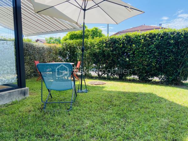 À découvrir sans tarder, ce charmant appartement T2 bis situé en rez-de-jardin, dans une résidence récente, sécurisée et parfaitement entretenue, au cœur du quartier recherché d’Ibarron à Saint-Pée-sur-Nivelle.
Dès l’entrée, vous serez séduit par ses espaces fonctionnels avec un placard intégré. La pièce de vie, avec sa cuisine ouverte, s’ouvre sur une agréable véranda prolongée par un jardin privatif exposé plein sud, idéal pour profiter pleinement des beaux jours en toute tranquillité.
De plus une chambre avec un grand placard et un accès direct au jardin, une salle d’eau avec wc.
L’appartement est en excellent état : aucun travaux à prévoir, vous n’aurez plus qu’à poser vos valises.
Pour compléter ce bien, une cave ainsi qu’une place de parking privative sont incluses dans la vente.
Vous apprécierez également sa situation privilégiée, à proximité des commerces et avec un accès rapide vers Saint-Jean-de-Luz, offrant un cadre de vie pratique et agréable entre campagne et littoral.
Un bien idéal pour une résidence principale, un pied-à-terre ou un investissement locatif.