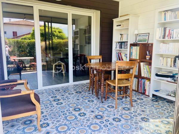 À découvrir sans tarder, ce charmant appartement T2 bis situé en rez-de-jardin, dans une résidence récente, sécurisée et parfaitement entretenue, au cœur du quartier recherché d’Ibarron à Saint-Pée-sur-Nivelle.
Dès l’entrée, vous serez séduit par ses espaces fonctionnels avec un placard intégré. La pièce de vie, avec sa cuisine ouverte, s’ouvre sur une agréable véranda prolongée par un jardin privatif exposé plein sud, idéal pour profiter pleinement des beaux jours en toute tranquillité.
De plus une chambre avec un grand placard et un accès direct au jardin, une salle d’eau avec wc.
L’appartement est en excellent état : aucun travaux à prévoir, vous n’aurez plus qu’à poser vos valises.
Pour compléter ce bien, une cave ainsi qu’une place de parking privative sont incluses dans la vente.
Vous apprécierez également sa situation privilégiée, à proximité des commerces et avec un accès rapide vers Saint-Jean-de-Luz, offrant un cadre de vie pratique et agréable entre campagne et littoral.
Un bien idéal pour une résidence principale, un pied-à-terre ou un investissement locatif.