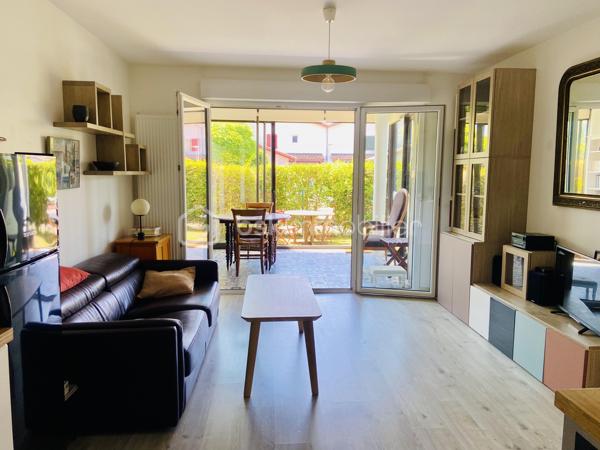 À découvrir sans tarder, ce charmant appartement T2 bis situé en rez-de-jardin, dans une résidence récente, sécurisée et parfaitement entretenue, au cœur du quartier recherché d’Ibarron à Saint-Pée-sur-Nivelle.
Dès l’entrée, vous serez séduit par ses espaces fonctionnels avec un placard intégré. La pièce de vie, avec sa cuisine ouverte, s’ouvre sur une agréable véranda prolongée par un jardin privatif exposé plein sud, idéal pour profiter pleinement des beaux jours en toute tranquillité.
De plus une chambre avec un grand placard et un accès direct au jardin, une salle d’eau avec wc.
L’appartement est en excellent état : aucun travaux à prévoir, vous n’aurez plus qu’à poser vos valises.
Pour compléter ce bien, une cave ainsi qu’une place de parking privative sont incluses dans la vente.
Vous apprécierez également sa situation privilégiée, à proximité des commerces et avec un accès rapide vers Saint-Jean-de-Luz, offrant un cadre de vie pratique et agréable entre campagne et littoral.
Un bien idéal pour une résidence principale, un pied-à-terre ou un investissement locatif.