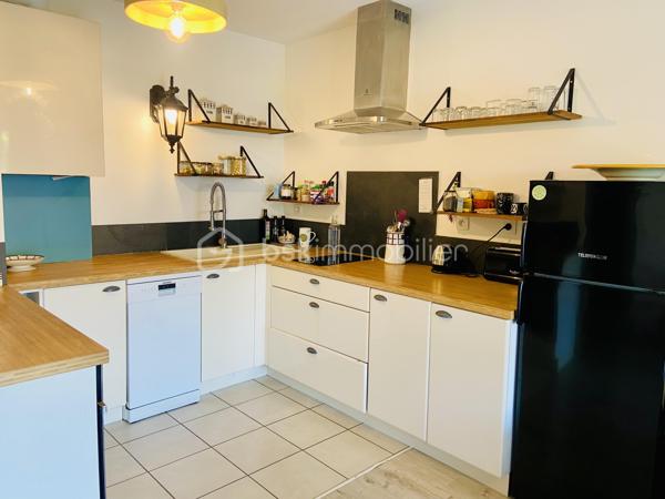 À découvrir sans tarder, ce charmant appartement T2 bis situé en rez-de-jardin, dans une résidence récente, sécurisée et parfaitement entretenue, au cœur du quartier recherché d’Ibarron à Saint-Pée-sur-Nivelle.
Dès l’entrée, vous serez séduit par ses espaces fonctionnels avec un placard intégré. La pièce de vie, avec sa cuisine ouverte, s’ouvre sur une agréable véranda prolongée par un jardin privatif exposé plein sud, idéal pour profiter pleinement des beaux jours en toute tranquillité.
De plus une chambre avec un grand placard et un accès direct au jardin, une salle d’eau avec wc.
L’appartement est en excellent état : aucun travaux à prévoir, vous n’aurez plus qu’à poser vos valises.
Pour compléter ce bien, une cave ainsi qu’une place de parking privative sont incluses dans la vente.
Vous apprécierez également sa situation privilégiée, à proximité des commerces et avec un accès rapide vers Saint-Jean-de-Luz, offrant un cadre de vie pratique et agréable entre campagne et littoral.
Un bien idéal pour une résidence principale, un pied-à-terre ou un investissement locatif.