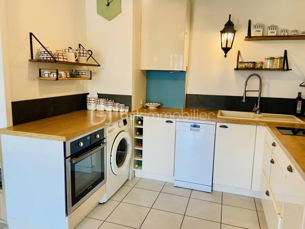 À découvrir sans tarder, ce charmant appartement T2 bis situé en rez-de-jardin, dans une résidence récente, sécurisée et parfaitement entretenue, au cœur du quartier recherché d’Ibarron à Saint-Pée-sur-Nivelle.
Dès l’entrée, vous serez séduit par ses espaces fonctionnels avec un placard intégré. La pièce de vie, avec sa cuisine ouverte, s’ouvre sur une agréable véranda prolongée par un jardin privatif exposé plein sud, idéal pour profiter pleinement des beaux jours en toute tranquillité.
De plus une chambre avec un grand placard et un accès direct au jardin, une salle d’eau avec wc.
L’appartement est en excellent état : aucun travaux à prévoir, vous n’aurez plus qu’à poser vos valises.
Pour compléter ce bien, une cave ainsi qu’une place de parking privative sont incluses dans la vente.
Vous apprécierez également sa situation privilégiée, à proximité des commerces et avec un accès rapide vers Saint-Jean-de-Luz, offrant un cadre de vie pratique et agréable entre campagne et littoral.
Un bien idéal pour une résidence principale, un pied-à-terre ou un investissement locatif.
