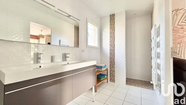 Maison 6 pièces de 163 m² à Bourg (33710)