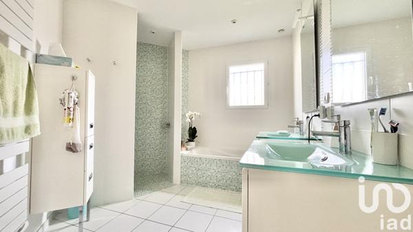 Maison 6 pièces de 163 m² à Bourg (33710)