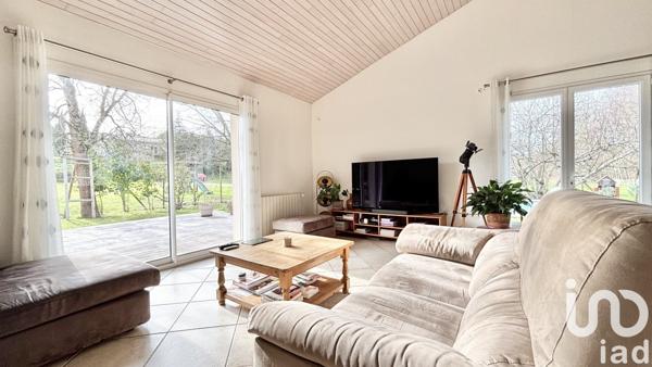 Maison 6 pièces de 163 m² à Bourg (33710)