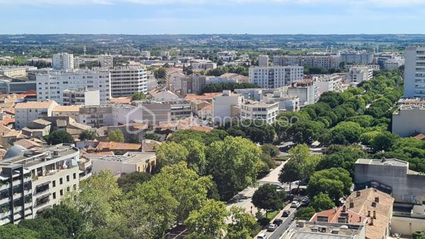 **** EXCLUSIVITÉ BSK IMMOBILIER **** NIMES JEAN JAURES **** Très bel appartement lumineux et traversant de type 3 d'une surface de 70 m2 avec place de parking et loggia offrant une vue incroyable sur Nîmes depuis le 16ème et dernier étage. Localisation idéale, entre la place Séverine et les jardins de la fontaine, tram-bus ligne 2 au pied de l'immeuble. Je suis à votre entière disposition pour répondre à vos questions.