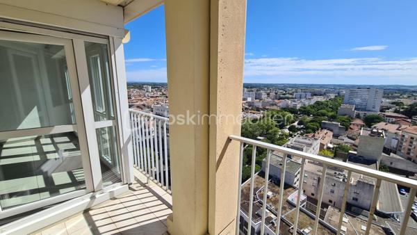 **** EXCLUSIVITÉ BSK IMMOBILIER **** NIMES JEAN JAURES **** Très bel appartement lumineux et traversant de type 3 d'une surface de 70 m2 avec place de parking et loggia offrant une vue incroyable sur Nîmes depuis le 16ème et dernier étage. Localisation idéale, entre la place Séverine et les jardins de la fontaine, tram-bus ligne 2 au pied de l'immeuble. Je suis à votre entière disposition pour répondre à vos questions.