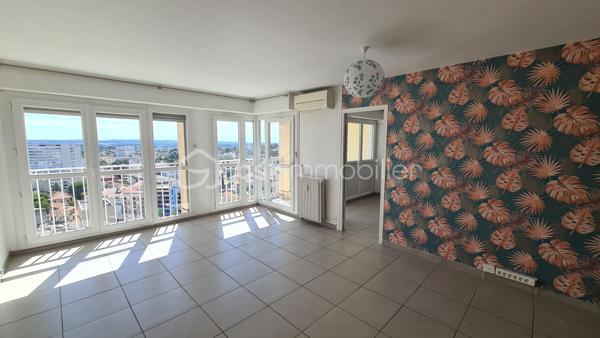 **** EXCLUSIVITÉ BSK IMMOBILIER **** NIMES JEAN JAURES **** Très bel appartement lumineux et traversant de type 3 d'une surface de 70 m2 avec place de parking et loggia offrant une vue incroyable sur Nîmes depuis le 16ème et dernier étage. Localisation idéale, entre la place Séverine et les jardins de la fontaine, tram-bus ligne 2 au pied de l'immeuble. Je suis à votre entière disposition pour répondre à vos questions.