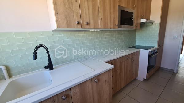 **** EXCLUSIVITÉ BSK IMMOBILIER **** NIMES JEAN JAURES **** Très bel appartement lumineux et traversant de type 3 d'une surface de 70 m2 avec place de parking et loggia offrant une vue incroyable sur Nîmes depuis le 16ème et dernier étage. Localisation idéale, entre la place Séverine et les jardins de la fontaine, tram-bus ligne 2 au pied de l'immeuble. Je suis à votre entière disposition pour répondre à vos questions.