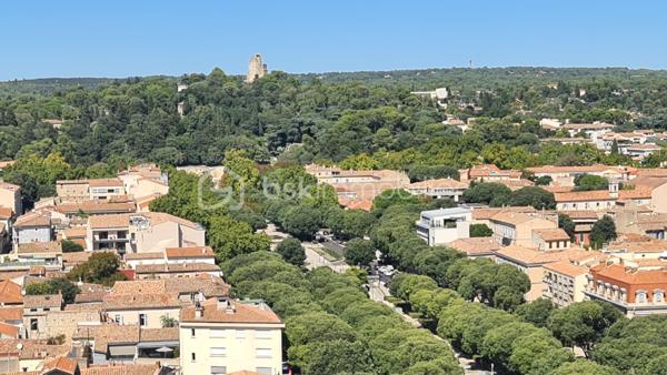 **** EXCLUSIVITÉ BSK IMMOBILIER **** NIMES JEAN JAURES **** Très bel appartement lumineux et traversant de type 3 d'une surface de 70 m2 avec place de parking et loggia offrant une vue incroyable sur Nîmes depuis le 16ème et dernier étage. Localisation idéale, entre la place Séverine et les jardins de la fontaine, tram-bus ligne 2 au pied de l'immeuble. Je suis à votre entière disposition pour répondre à vos questions.