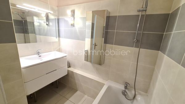 **** EXCLUSIVITÉ BSK IMMOBILIER **** NIMES JEAN JAURES **** Très bel appartement lumineux et traversant de type 3 d'une surface de 70 m2 avec place de parking et loggia offrant une vue incroyable sur Nîmes depuis le 16ème et dernier étage. Localisation idéale, entre la place Séverine et les jardins de la fontaine, tram-bus ligne 2 au pied de l'immeuble. Je suis à votre entière disposition pour répondre à vos questions.