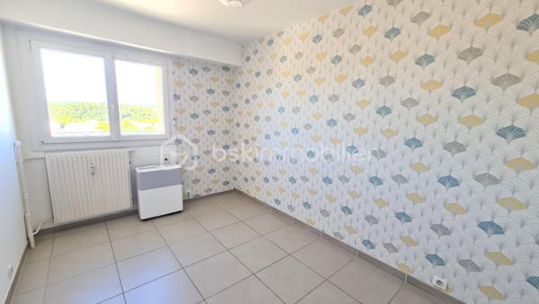 **** EXCLUSIVITÉ BSK IMMOBILIER **** NIMES JEAN JAURES **** Très bel appartement lumineux et traversant de type 3 d'une surface de 70 m2 avec place de parking et loggia offrant une vue incroyable sur Nîmes depuis le 16ème et dernier étage. Localisation idéale, entre la place Séverine et les jardins de la fontaine, tram-bus ligne 2 au pied de l'immeuble. Je suis à votre entière disposition pour répondre à vos questions.