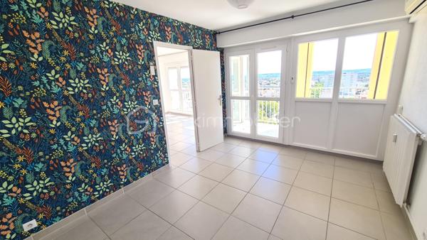 **** EXCLUSIVITÉ BSK IMMOBILIER **** NIMES JEAN JAURES **** Très bel appartement lumineux et traversant de type 3 d'une surface de 70 m2 avec place de parking et loggia offrant une vue incroyable sur Nîmes depuis le 16ème et dernier étage. Localisation idéale, entre la place Séverine et les jardins de la fontaine, tram-bus ligne 2 au pied de l'immeuble. Je suis à votre entière disposition pour répondre à vos questions.