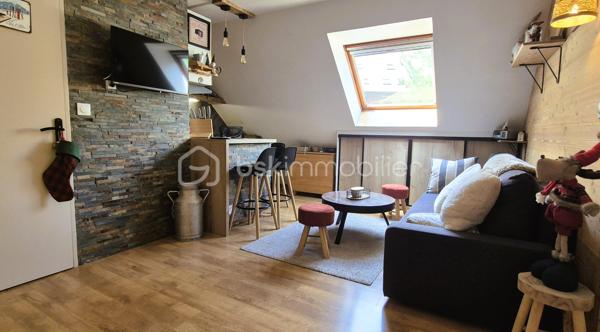 🏔️✨ BEL APPARTEMENT RÉNOVÉ – 4 COUCHAGES – ALL0S ✨🏔️
Le cocon montagnard idéal pour profiter du Val d'Allos en toute saison !
📍 Allos – Résidence Le Verdon
À proximité immédiate du village et de la base de loisirs, au sein d'une résidence calme, verdoyante et parfaitement adaptée à un séjour à la montagne, découvrez ce joli appartement de 19 m² Loi Carrez, offrant environ 21 m² de surface au sol, entièrement rénové avec goût.
Situé au 4ᵉ et dernier étage avec ascenseur, cet appartement a été pensé pour être à la fois fonctionnel, chaleureux et particulièrement agréable à vivre.
🛋️ Dès l'entrée, on découvre une pièce de vie pleine de charme, bénéficiant d'une belle hauteur sous plafond et agrémentée d'un aménagement soigné mêlant bois, pierre et touches contemporaines.
La cuisine ouverte, parfaitement intégrée à la pièce de vie, permet de profiter pleinement de l'espace tout en conservant une véritable convivialité.
🛏️ Côté couchages, l'appartement permet d'accueillir jusqu'à 4 personnes, ce qui en fait un excellent pied-à-terre familial ou un bien particulièrement intéressant pour la location saisonnière.
🛁 La salle de bains a elle aussi été rénovée et bénéficie notamment d'une baignoire et d'un sèche-serviettes.
🚽 WC séparés, un véritable plus pour un appartement de cette superficie.
🌲 Une résidence recherchée pour son environnement
La Résidence Le Verdon séduit par son environnement arboré et son atmosphère paisible, tout en permettant de rejoindre facilement :
🚶‍♀️ le village et ses commerces
🌊 la base de loisirs
🥾 les sentiers de randonnée
🚴‍♂️ les activités estivales
🎿 les stations du Val d'Allos en hiver
🚗 Un parking privatif au sein de la résidence, avec un vaste espace de stationnement permettant de trouver facilement une place, complète le bien.
💰 Un bien idéal également pour un investissement locatif
Grâce à sa capacité de 6 couchages, sa rénovation récente, son ascenseur et son emplacement à proximité du village et des activités, cet appartement peut parfaitement convenir à un acquéreur souhaitant développer une activité de location saisonnière.
Il pourra également constituer un pied-à-terre familial, permettant de profiter de la montagne aussi bien en été qu'en hiver.
⭐ Les +++ du bien
✨ Appartement entièrement rénové
✨ 19 m² Loi Carrez / environ 21 m² au sol
✨ 6 couchages
✨ 4ᵉ et dernier étage
✨ Ascenseur
✨ WC séparés
✨ Cuisine aménagée
✨ Salle de bains rénovée
✨ Résidence calme et verdoyante
✨ Parking privatif
✨ Proximité du village et de la base de loisirs
✨ Idéal résidence secondaire ou investissement locatif
🏔️ Un petit appartement qui a tout d'un grand !
Un bien "prêt à vivre", sans travaux, qui séduira aussi bien les amoureux de montagne à la recherche d'un pied-à-terre que les investisseurs souhaitant proposer un logement chaleureux et fonctionnel à la location saisonnière.
📞 Une visite s'impose pour découvrir tout le charme de ce petit cocon montagnard !
🏔️ Le Val d'Allos, bien plus qu'une destination… un art de vivre au cœur des Alpes.