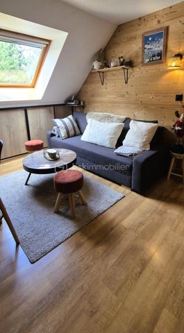 🏔️✨ BEL APPARTEMENT RÉNOVÉ – 4 COUCHAGES – ALL0S ✨🏔️
Le cocon montagnard idéal pour profiter du Val d'Allos en toute saison !
📍 Allos – Résidence Le Verdon
À proximité immédiate du village et de la base de loisirs, au sein d'une résidence calme, verdoyante et parfaitement adaptée à un séjour à la montagne, découvrez ce joli appartement de 19 m² Loi Carrez, offrant environ 21 m² de surface au sol, entièrement rénové avec goût.
Situé au 4ᵉ et dernier étage avec ascenseur, cet appartement a été pensé pour être à la fois fonctionnel, chaleureux et particulièrement agréable à vivre.
🛋️ Dès l'entrée, on découvre une pièce de vie pleine de charme, bénéficiant d'une belle hauteur sous plafond et agrémentée d'un aménagement soigné mêlant bois, pierre et touches contemporaines.
La cuisine ouverte, parfaitement intégrée à la pièce de vie, permet de profiter pleinement de l'espace tout en conservant une véritable convivialité.
🛏️ Côté couchages, l'appartement permet d'accueillir jusqu'à 4 personnes, ce qui en fait un excellent pied-à-terre familial ou un bien particulièrement intéressant pour la location saisonnière.
🛁 La salle de bains a elle aussi été rénovée et bénéficie notamment d'une baignoire et d'un sèche-serviettes.
🚽 WC séparés, un véritable plus pour un appartement de cette superficie.
🌲 Une résidence recherchée pour son environnement
La Résidence Le Verdon séduit par son environnement arboré et son atmosphère paisible, tout en permettant de rejoindre facilement :
🚶‍♀️ le village et ses commerces
🌊 la base de loisirs
🥾 les sentiers de randonnée
🚴‍♂️ les activités estivales
🎿 les stations du Val d'Allos en hiver
🚗 Un parking privatif au sein de la résidence, avec un vaste espace de stationnement permettant de trouver facilement une place, complète le bien.
💰 Un bien idéal également pour un investissement locatif
Grâce à sa capacité de 6 couchages, sa rénovation récente, son ascenseur et son emplacement à proximité du village et des activités, cet appartement peut parfaitement convenir à un acquéreur souhaitant développer une activité de location saisonnière.
Il pourra également constituer un pied-à-terre familial, permettant de profiter de la montagne aussi bien en été qu'en hiver.
⭐ Les +++ du bien
✨ Appartement entièrement rénové
✨ 19 m² Loi Carrez / environ 21 m² au sol
✨ 6 couchages
✨ 4ᵉ et dernier étage
✨ Ascenseur
✨ WC séparés
✨ Cuisine aménagée
✨ Salle de bains rénovée
✨ Résidence calme et verdoyante
✨ Parking privatif
✨ Proximité du village et de la base de loisirs
✨ Idéal résidence secondaire ou investissement locatif
🏔️ Un petit appartement qui a tout d'un grand !
Un bien "prêt à vivre", sans travaux, qui séduira aussi bien les amoureux de montagne à la recherche d'un pied-à-terre que les investisseurs souhaitant proposer un logement chaleureux et fonctionnel à la location saisonnière.
📞 Une visite s'impose pour découvrir tout le charme de ce petit cocon montagnard !
🏔️ Le Val d'Allos, bien plus qu'une destination… un art de vivre au cœur des Alpes.