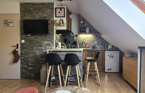 🏔️✨ BEL APPARTEMENT RÉNOVÉ – 4 COUCHAGES – ALL0S ✨🏔️
Le cocon montagnard idéal pour profiter du Val d'Allos en toute saison !
📍 Allos – Résidence Le Verdon
À proximité immédiate du village et de la base de loisirs, au sein d'une résidence calme, verdoyante et parfaitement adaptée à un séjour à la montagne, découvrez ce joli appartement de 19 m² Loi Carrez, offrant environ 21 m² de surface au sol, entièrement rénové avec goût.
Situé au 4ᵉ et dernier étage avec ascenseur, cet appartement a été pensé pour être à la fois fonctionnel, chaleureux et particulièrement agréable à vivre.
🛋️ Dès l'entrée, on découvre une pièce de vie pleine de charme, bénéficiant d'une belle hauteur sous plafond et agrémentée d'un aménagement soigné mêlant bois, pierre et touches contemporaines.
La cuisine ouverte, parfaitement intégrée à la pièce de vie, permet de profiter pleinement de l'espace tout en conservant une véritable convivialité.
🛏️ Côté couchages, l'appartement permet d'accueillir jusqu'à 4 personnes, ce qui en fait un excellent pied-à-terre familial ou un bien particulièrement intéressant pour la location saisonnière.
🛁 La salle de bains a elle aussi été rénovée et bénéficie notamment d'une baignoire et d'un sèche-serviettes.
🚽 WC séparés, un véritable plus pour un appartement de cette superficie.
🌲 Une résidence recherchée pour son environnement
La Résidence Le Verdon séduit par son environnement arboré et son atmosphère paisible, tout en permettant de rejoindre facilement :
🚶‍♀️ le village et ses commerces
🌊 la base de loisirs
🥾 les sentiers de randonnée
🚴‍♂️ les activités estivales
🎿 les stations du Val d'Allos en hiver
🚗 Un parking privatif au sein de la résidence, avec un vaste espace de stationnement permettant de trouver facilement une place, complète le bien.
💰 Un bien idéal également pour un investissement locatif
Grâce à sa capacité de 6 couchages, sa rénovation récente, son ascenseur et son emplacement à proximité du village et des activités, cet appartement peut parfaitement convenir à un acquéreur souhaitant développer une activité de location saisonnière.
Il pourra également constituer un pied-à-terre familial, permettant de profiter de la montagne aussi bien en été qu'en hiver.
⭐ Les +++ du bien
✨ Appartement entièrement rénové
✨ 19 m² Loi Carrez / environ 21 m² au sol
✨ 6 couchages
✨ 4ᵉ et dernier étage
✨ Ascenseur
✨ WC séparés
✨ Cuisine aménagée
✨ Salle de bains rénovée
✨ Résidence calme et verdoyante
✨ Parking privatif
✨ Proximité du village et de la base de loisirs
✨ Idéal résidence secondaire ou investissement locatif
🏔️ Un petit appartement qui a tout d'un grand !
Un bien "prêt à vivre", sans travaux, qui séduira aussi bien les amoureux de montagne à la recherche d'un pied-à-terre que les investisseurs souhaitant proposer un logement chaleureux et fonctionnel à la location saisonnière.
📞 Une visite s'impose pour découvrir tout le charme de ce petit cocon montagnard !
🏔️ Le Val d'Allos, bien plus qu'une destination… un art de vivre au cœur des Alpes.