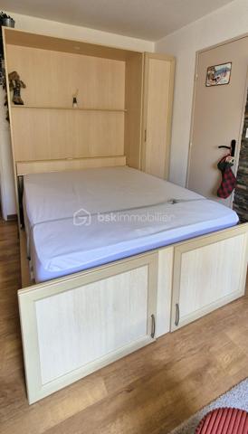 🏔️✨ BEL APPARTEMENT RÉNOVÉ – 4 COUCHAGES – ALL0S ✨🏔️
Le cocon montagnard idéal pour profiter du Val d'Allos en toute saison !
📍 Allos – Résidence Le Verdon
À proximité immédiate du village et de la base de loisirs, au sein d'une résidence calme, verdoyante et parfaitement adaptée à un séjour à la montagne, découvrez ce joli appartement de 19 m² Loi Carrez, offrant environ 21 m² de surface au sol, entièrement rénové avec goût.
Situé au 4ᵉ et dernier étage avec ascenseur, cet appartement a été pensé pour être à la fois fonctionnel, chaleureux et particulièrement agréable à vivre.
🛋️ Dès l'entrée, on découvre une pièce de vie pleine de charme, bénéficiant d'une belle hauteur sous plafond et agrémentée d'un aménagement soigné mêlant bois, pierre et touches contemporaines.
La cuisine ouverte, parfaitement intégrée à la pièce de vie, permet de profiter pleinement de l'espace tout en conservant une véritable convivialité.
🛏️ Côté couchages, l'appartement permet d'accueillir jusqu'à 4 personnes, ce qui en fait un excellent pied-à-terre familial ou un bien particulièrement intéressant pour la location saisonnière.
🛁 La salle de bains a elle aussi été rénovée et bénéficie notamment d'une baignoire et d'un sèche-serviettes.
🚽 WC séparés, un véritable plus pour un appartement de cette superficie.
🌲 Une résidence recherchée pour son environnement
La Résidence Le Verdon séduit par son environnement arboré et son atmosphère paisible, tout en permettant de rejoindre facilement :
🚶‍♀️ le village et ses commerces
🌊 la base de loisirs
🥾 les sentiers de randonnée
🚴‍♂️ les activités estivales
🎿 les stations du Val d'Allos en hiver
🚗 Un parking privatif au sein de la résidence, avec un vaste espace de stationnement permettant de trouver facilement une place, complète le bien.
💰 Un bien idéal également pour un investissement locatif
Grâce à sa capacité de 6 couchages, sa rénovation récente, son ascenseur et son emplacement à proximité du village et des activités, cet appartement peut parfaitement convenir à un acquéreur souhaitant développer une activité de location saisonnière.
Il pourra également constituer un pied-à-terre familial, permettant de profiter de la montagne aussi bien en été qu'en hiver.
⭐ Les +++ du bien
✨ Appartement entièrement rénové
✨ 19 m² Loi Carrez / environ 21 m² au sol
✨ 6 couchages
✨ 4ᵉ et dernier étage
✨ Ascenseur
✨ WC séparés
✨ Cuisine aménagée
✨ Salle de bains rénovée
✨ Résidence calme et verdoyante
✨ Parking privatif
✨ Proximité du village et de la base de loisirs
✨ Idéal résidence secondaire ou investissement locatif
🏔️ Un petit appartement qui a tout d'un grand !
Un bien "prêt à vivre", sans travaux, qui séduira aussi bien les amoureux de montagne à la recherche d'un pied-à-terre que les investisseurs souhaitant proposer un logement chaleureux et fonctionnel à la location saisonnière.
📞 Une visite s'impose pour découvrir tout le charme de ce petit cocon montagnard !
🏔️ Le Val d'Allos, bien plus qu'une destination… un art de vivre au cœur des Alpes.