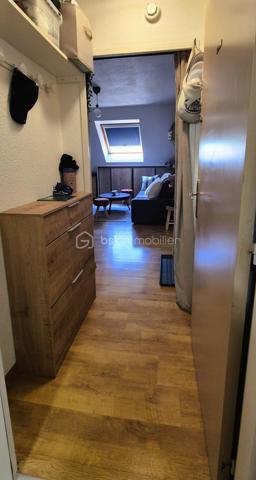 🏔️✨ BEL APPARTEMENT RÉNOVÉ – 4 COUCHAGES – ALL0S ✨🏔️
Le cocon montagnard idéal pour profiter du Val d'Allos en toute saison !
📍 Allos – Résidence Le Verdon
À proximité immédiate du village et de la base de loisirs, au sein d'une résidence calme, verdoyante et parfaitement adaptée à un séjour à la montagne, découvrez ce joli appartement de 19 m² Loi Carrez, offrant environ 21 m² de surface au sol, entièrement rénové avec goût.
Situé au 4ᵉ et dernier étage avec ascenseur, cet appartement a été pensé pour être à la fois fonctionnel, chaleureux et particulièrement agréable à vivre.
🛋️ Dès l'entrée, on découvre une pièce de vie pleine de charme, bénéficiant d'une belle hauteur sous plafond et agrémentée d'un aménagement soigné mêlant bois, pierre et touches contemporaines.
La cuisine ouverte, parfaitement intégrée à la pièce de vie, permet de profiter pleinement de l'espace tout en conservant une véritable convivialité.
🛏️ Côté couchages, l'appartement permet d'accueillir jusqu'à 4 personnes, ce qui en fait un excellent pied-à-terre familial ou un bien particulièrement intéressant pour la location saisonnière.
🛁 La salle de bains a elle aussi été rénovée et bénéficie notamment d'une baignoire et d'un sèche-serviettes.
🚽 WC séparés, un véritable plus pour un appartement de cette superficie.
🌲 Une résidence recherchée pour son environnement
La Résidence Le Verdon séduit par son environnement arboré et son atmosphère paisible, tout en permettant de rejoindre facilement :
🚶‍♀️ le village et ses commerces
🌊 la base de loisirs
🥾 les sentiers de randonnée
🚴‍♂️ les activités estivales
🎿 les stations du Val d'Allos en hiver
🚗 Un parking privatif au sein de la résidence, avec un vaste espace de stationnement permettant de trouver facilement une place, complète le bien.
💰 Un bien idéal également pour un investissement locatif
Grâce à sa capacité de 6 couchages, sa rénovation récente, son ascenseur et son emplacement à proximité du village et des activités, cet appartement peut parfaitement convenir à un acquéreur souhaitant développer une activité de location saisonnière.
Il pourra également constituer un pied-à-terre familial, permettant de profiter de la montagne aussi bien en été qu'en hiver.
⭐ Les +++ du bien
✨ Appartement entièrement rénové
✨ 19 m² Loi Carrez / environ 21 m² au sol
✨ 6 couchages
✨ 4ᵉ et dernier étage
✨ Ascenseur
✨ WC séparés
✨ Cuisine aménagée
✨ Salle de bains rénovée
✨ Résidence calme et verdoyante
✨ Parking privatif
✨ Proximité du village et de la base de loisirs
✨ Idéal résidence secondaire ou investissement locatif
🏔️ Un petit appartement qui a tout d'un grand !
Un bien "prêt à vivre", sans travaux, qui séduira aussi bien les amoureux de montagne à la recherche d'un pied-à-terre que les investisseurs souhaitant proposer un logement chaleureux et fonctionnel à la location saisonnière.
📞 Une visite s'impose pour découvrir tout le charme de ce petit cocon montagnard !
🏔️ Le Val d'Allos, bien plus qu'une destination… un art de vivre au cœur des Alpes.