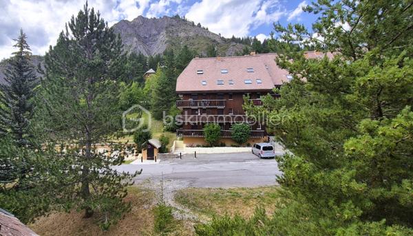 🏔️✨ BEL APPARTEMENT RÉNOVÉ – 4 COUCHAGES – ALL0S ✨🏔️
Le cocon montagnard idéal pour profiter du Val d'Allos en toute saison !
📍 Allos – Résidence Le Verdon
À proximité immédiate du village et de la base de loisirs, au sein d'une résidence calme, verdoyante et parfaitement adaptée à un séjour à la montagne, découvrez ce joli appartement de 19 m² Loi Carrez, offrant environ 21 m² de surface au sol, entièrement rénové avec goût.
Situé au 4ᵉ et dernier étage avec ascenseur, cet appartement a été pensé pour être à la fois fonctionnel, chaleureux et particulièrement agréable à vivre.
🛋️ Dès l'entrée, on découvre une pièce de vie pleine de charme, bénéficiant d'une belle hauteur sous plafond et agrémentée d'un aménagement soigné mêlant bois, pierre et touches contemporaines.
La cuisine ouverte, parfaitement intégrée à la pièce de vie, permet de profiter pleinement de l'espace tout en conservant une véritable convivialité.
🛏️ Côté couchages, l'appartement permet d'accueillir jusqu'à 4 personnes, ce qui en fait un excellent pied-à-terre familial ou un bien particulièrement intéressant pour la location saisonnière.
🛁 La salle de bains a elle aussi été rénovée et bénéficie notamment d'une baignoire et d'un sèche-serviettes.
🚽 WC séparés, un véritable plus pour un appartement de cette superficie.
🌲 Une résidence recherchée pour son environnement
La Résidence Le Verdon séduit par son environnement arboré et son atmosphère paisible, tout en permettant de rejoindre facilement :
🚶‍♀️ le village et ses commerces
🌊 la base de loisirs
🥾 les sentiers de randonnée
🚴‍♂️ les activités estivales
🎿 les stations du Val d'Allos en hiver
🚗 Un parking privatif au sein de la résidence, avec un vaste espace de stationnement permettant de trouver facilement une place, complète le bien.
💰 Un bien idéal également pour un investissement locatif
Grâce à sa capacité de 6 couchages, sa rénovation récente, son ascenseur et son emplacement à proximité du village et des activités, cet appartement peut parfaitement convenir à un acquéreur souhaitant développer une activité de location saisonnière.
Il pourra également constituer un pied-à-terre familial, permettant de profiter de la montagne aussi bien en été qu'en hiver.
⭐ Les +++ du bien
✨ Appartement entièrement rénové
✨ 19 m² Loi Carrez / environ 21 m² au sol
✨ 6 couchages
✨ 4ᵉ et dernier étage
✨ Ascenseur
✨ WC séparés
✨ Cuisine aménagée
✨ Salle de bains rénovée
✨ Résidence calme et verdoyante
✨ Parking privatif
✨ Proximité du village et de la base de loisirs
✨ Idéal résidence secondaire ou investissement locatif
🏔️ Un petit appartement qui a tout d'un grand !
Un bien "prêt à vivre", sans travaux, qui séduira aussi bien les amoureux de montagne à la recherche d'un pied-à-terre que les investisseurs souhaitant proposer un logement chaleureux et fonctionnel à la location saisonnière.
📞 Une visite s'impose pour découvrir tout le charme de ce petit cocon montagnard !
🏔️ Le Val d'Allos, bien plus qu'une destination… un art de vivre au cœur des Alpes.