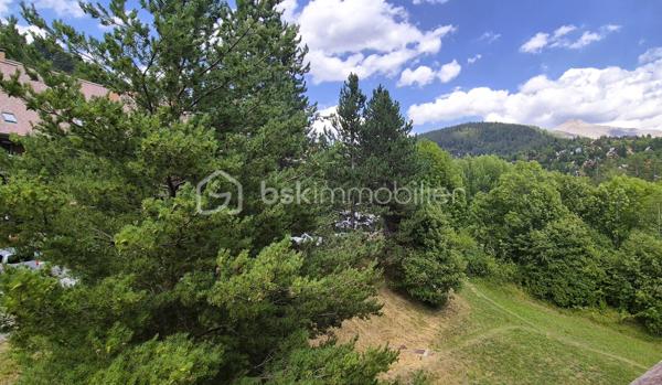 🏔️✨ BEL APPARTEMENT RÉNOVÉ – 4 COUCHAGES – ALL0S ✨🏔️
Le cocon montagnard idéal pour profiter du Val d'Allos en toute saison !
📍 Allos – Résidence Le Verdon
À proximité immédiate du village et de la base de loisirs, au sein d'une résidence calme, verdoyante et parfaitement adaptée à un séjour à la montagne, découvrez ce joli appartement de 19 m² Loi Carrez, offrant environ 21 m² de surface au sol, entièrement rénové avec goût.
Situé au 4ᵉ et dernier étage avec ascenseur, cet appartement a été pensé pour être à la fois fonctionnel, chaleureux et particulièrement agréable à vivre.
🛋️ Dès l'entrée, on découvre une pièce de vie pleine de charme, bénéficiant d'une belle hauteur sous plafond et agrémentée d'un aménagement soigné mêlant bois, pierre et touches contemporaines.
La cuisine ouverte, parfaitement intégrée à la pièce de vie, permet de profiter pleinement de l'espace tout en conservant une véritable convivialité.
🛏️ Côté couchages, l'appartement permet d'accueillir jusqu'à 4 personnes, ce qui en fait un excellent pied-à-terre familial ou un bien particulièrement intéressant pour la location saisonnière.
🛁 La salle de bains a elle aussi été rénovée et bénéficie notamment d'une baignoire et d'un sèche-serviettes.
🚽 WC séparés, un véritable plus pour un appartement de cette superficie.
🌲 Une résidence recherchée pour son environnement
La Résidence Le Verdon séduit par son environnement arboré et son atmosphère paisible, tout en permettant de rejoindre facilement :
🚶‍♀️ le village et ses commerces
🌊 la base de loisirs
🥾 les sentiers de randonnée
🚴‍♂️ les activités estivales
🎿 les stations du Val d'Allos en hiver
🚗 Un parking privatif au sein de la résidence, avec un vaste espace de stationnement permettant de trouver facilement une place, complète le bien.
💰 Un bien idéal également pour un investissement locatif
Grâce à sa capacité de 6 couchages, sa rénovation récente, son ascenseur et son emplacement à proximité du village et des activités, cet appartement peut parfaitement convenir à un acquéreur souhaitant développer une activité de location saisonnière.
Il pourra également constituer un pied-à-terre familial, permettant de profiter de la montagne aussi bien en été qu'en hiver.
⭐ Les +++ du bien
✨ Appartement entièrement rénové
✨ 19 m² Loi Carrez / environ 21 m² au sol
✨ 6 couchages
✨ 4ᵉ et dernier étage
✨ Ascenseur
✨ WC séparés
✨ Cuisine aménagée
✨ Salle de bains rénovée
✨ Résidence calme et verdoyante
✨ Parking privatif
✨ Proximité du village et de la base de loisirs
✨ Idéal résidence secondaire ou investissement locatif
🏔️ Un petit appartement qui a tout d'un grand !
Un bien "prêt à vivre", sans travaux, qui séduira aussi bien les amoureux de montagne à la recherche d'un pied-à-terre que les investisseurs souhaitant proposer un logement chaleureux et fonctionnel à la location saisonnière.
📞 Une visite s'impose pour découvrir tout le charme de ce petit cocon montagnard !
🏔️ Le Val d'Allos, bien plus qu'une destination… un art de vivre au cœur des Alpes.