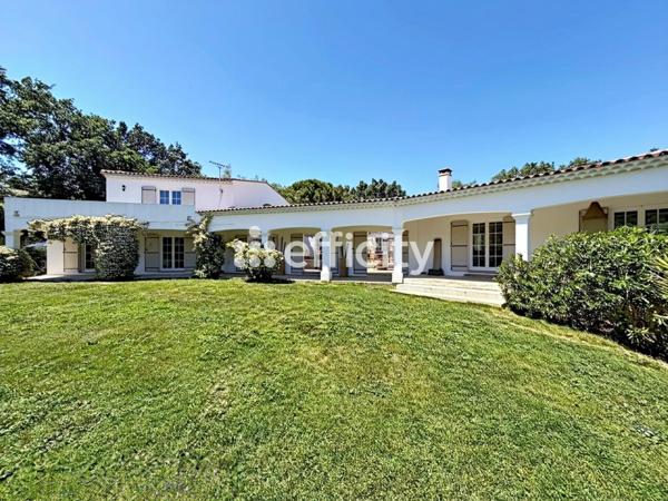 Maison
         6 pièces
        - 255 m² Bien prestige 1 490 000 € *