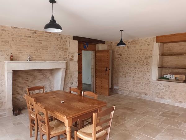 2 MAISONS CHARENTAISES - GRANGE - 2 HECTARES -