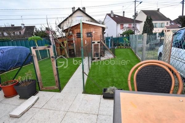 À vendre – Appartement 2 pièces avec jardinet à Gretz-Armainvilliers

Situé à Gretz-Armainvilliers, au rez-de-chaussée d’un petit immeuble, découvrez cet appartement offrant un cadre de vie pratique et fonctionnel.

La commune de Gretz-Armainvilliers, bénéficie de commerces de proximité, d’établissements scolaires et d’une gare permettant de rejoindre Paris facilement, tout en profitant d’un environnement verdoyant et familial.

Dès l’entrée, vous accédez à une pièce de vie comprenant une cuisine aménagée et équipée.
L’appartement dispose également d’une chambre avec placards intégrés, offrant un espace de rangement confortable, ainsi que d’une salle d’eau avec WC.

Côté extérieur, vous profiterez d’un jardinet privatif avec terrasse, idéal pour les beaux jours, accompagné d’un abri bois.
Une place de stationnement privative complète ce bien.

Bien idéal pour un premier achat, un investissement locatif ou un pied-à-terre. PAS DE TRAVAUX A PREVOIR !
Contactez-moi pour plus d’informations et organiser une visite !