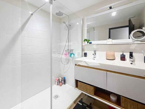 Millau (12100) Quartier gare // Maison de ville // 6 chambres // 2 terrasses // Stationnements privés