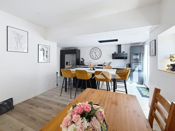 Millau (12100) Quartier gare // Maison de ville // 6 chambres // 2 terrasses // Stationnements privés